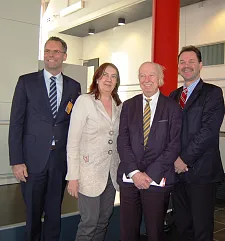Kapitän Dirk Kröger, Bürgermeisterin Karoline Linnert sowie Uwe Nullmeyer und Marco Pfleging in der Verkehrsfliegerschule (von links nach rechts)