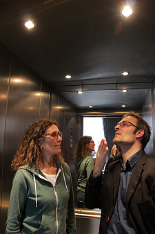 Energie sparen lässt sich auch bei der Beleuchtung im Fahrstuhl, erklärt Enno Nottelmann (energiekonsens) Eva Bärwolf