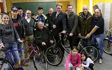 Jens Kruse (Vedder & Stockrahm; 4. von links), Sozialstaatsrat Horst Frehe,  Thomas Gerkmann (F. Undütsch), Jörg Müller-Arnecke (Beilken-Sails) und Uwe Eisenhut aus dem Fachbereich Migration von der AWO