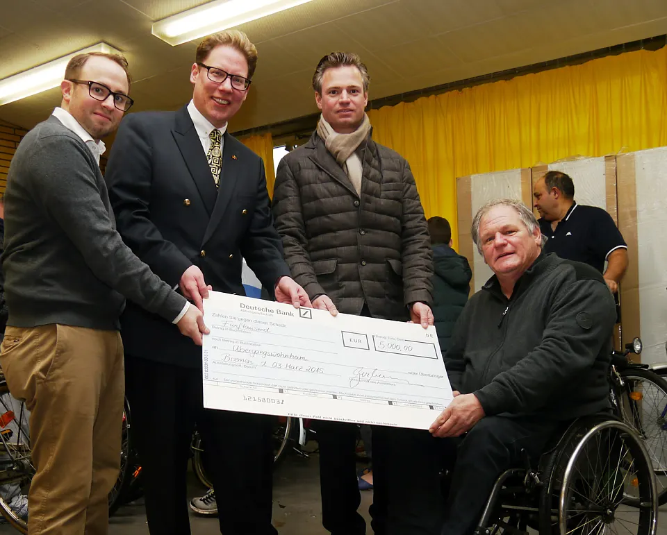 v.l.n.r.: die symbolische Scheckübergabe über 5.000 Euro mit den Wirtschaftsjunioren Jens Kruse (Vedder & Stockrahm), Thomas Gerkmann (F. Undütsch), Jörg Müller-Arnecke (Beilken-Sails) mit Sozialstaatsrat Horst Frehe