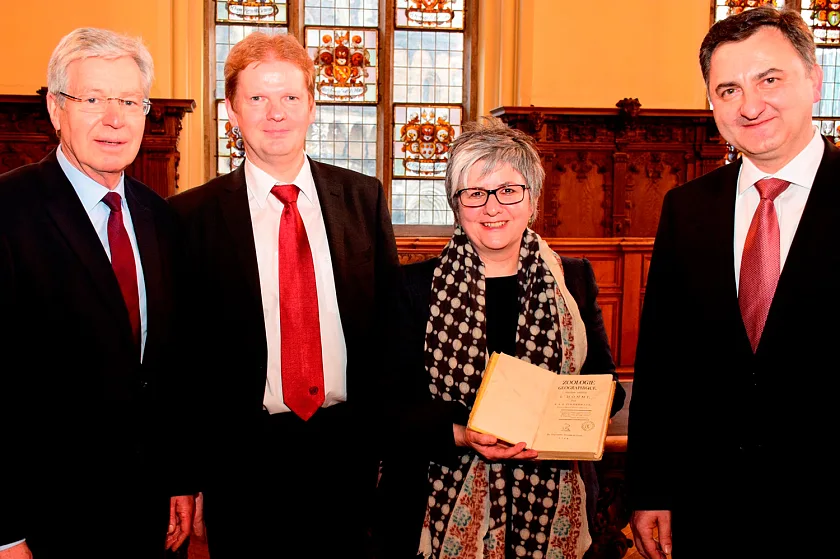 Bürgermeister Böhrnsen, Olaf Hamann, Maria Elisabeth Müller und Botschafter Chanturia freuen sich über die Rückkehr des Bremer Buches von 1784 (v.l.)