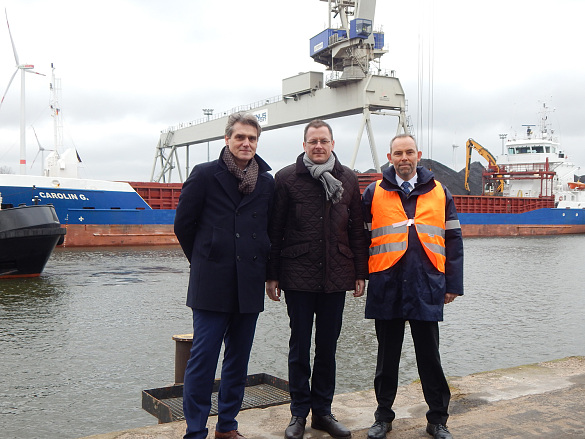 Senator Günthner beim Rammschlag im Industriehafen zusammen mit Robert Howe (li.), Geschäftsführer von bremenports GmbH & Co. KG, und Michael Appelhans, Geschäftsführer von Weserport GmbH