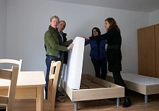 Hellena Harttung, Ortsamtsleiterin Mitte, Holger Ilgner vom Beirat Mitte, Senatorin Anja Stahmann und Einrichtungsleiterin Mageda Abou-Khalil, ASB, begutachten die Betten im neuen Übergangswohnheim Löningstraße (v.l.)