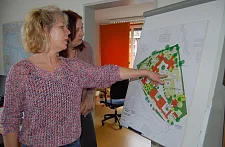 Schulleiterin Dorothea Ilsen (links) erläutert der Bürgermeisterin die Ideen zur Umgestaltung des Schulgeländes