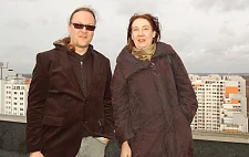 Quartiersmanager Jörn Hermening und Bürgermeisterin Karoline Linnert über Tenervers Dächern