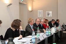 Bildungssenatorin Quante-Brandt und Staatsrat Matthias Stauch (Bildmitte) während der Sitzung im Haus der Wissenschaft