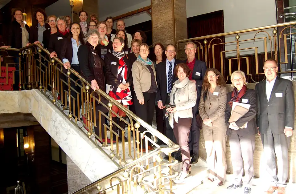 Die Programmteilnehmerinnen mit Bürgermeisterin Linnert sowie den Mentorinnen und Mentoren