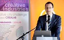 Senator Günthner begrüßt die Teilnehmenden