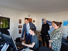 Bei Mäding Veranstaltungstechnik zeigt Auszubildender Leon Kretschmann wie Lichtshows entstehen