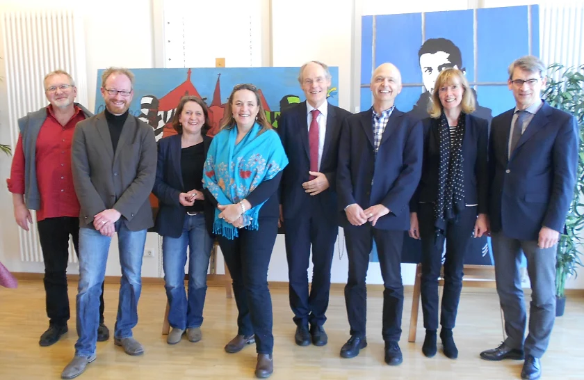 Freuen sich über die Verlängerung des Kunstprojekts (v.l.): Klaus Peter Ifland, Gesamtschule West, Hartwig Dingfelder, Kunsthalle Bremen, Regina Pietzuch-Babovic, Pädagogin JVA Bremen, Dina Koper, Kunsthalle Bremen, Staatsrat Matthias Stauch, Carsten  Bauer, Anstaltsleiter JVA Bremen, Ulrike Schneider, VGH-Stiftung, und Frank Müller, ÖVB Bremen
