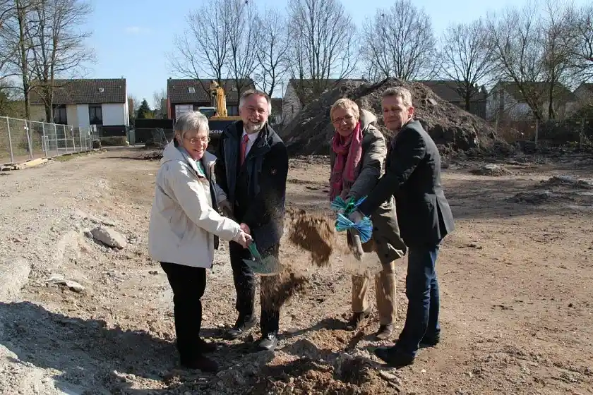 Beiratssprecherin Edith Wangenheim, Dr. Michael Schwarz (Leiter des Landesjugendamtes), Senatorin Eva Quante-Brandt und Holger Steen, Schulleiter Oberschule Roter Sand (v.l.n.r.)