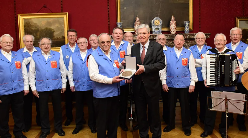Bürgermeister Jens Böhrnsen überreicht Werner Weitze, erster Vorsitzender Shanty-Chor Liedertafel Bremer Fleischer, die Zelter-Plakette 