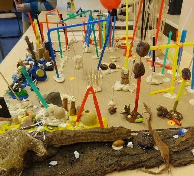 Das Bild zeigt das Modell eines Spielplatzes, wie ihn die Kinder sich in einem Beteiligungsprozess erarbeitet haben. 