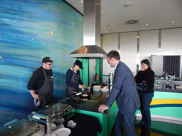 Im Innside Hotel traf Senator Günthner Jensina Jensen, die im Rahmen des Programms ‚Azubi und Du‘ einen Auszubildenden begleitet, um den Beruf des Kochs näher kennen zu lernen