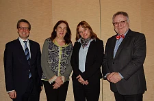 Dr. Matthias Fonger, Hauptgeschäftsführer der Handelskammer Bremen, Finanzsenatorin Karoline Linnert, Martina Jungclaus, Hauptgeschäftsführerin der Handwerkskammer Bremen und Finanzstaatsrat Henning Lühr  (von links nach rechts) freuen sich auf das gemeinsame Projekt E-Rechnung