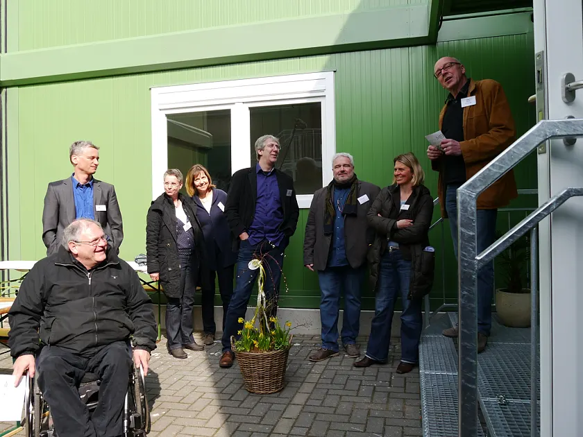 Staatsrat Horst Frehe überreichte den Vertreterinnen und Vertretern der Träger die Betriebserlaubnis