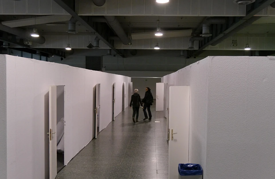 Blick in den Gang mit Zugängen zu den Kabinen