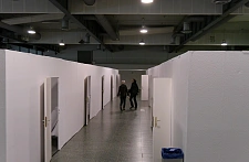 Blick in den Gang mit Zugängen zu den Kabinen