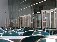 Im Foyer der Halle 4.1 können die Bewohnerinnen und Bewohner das Essen einnehmen