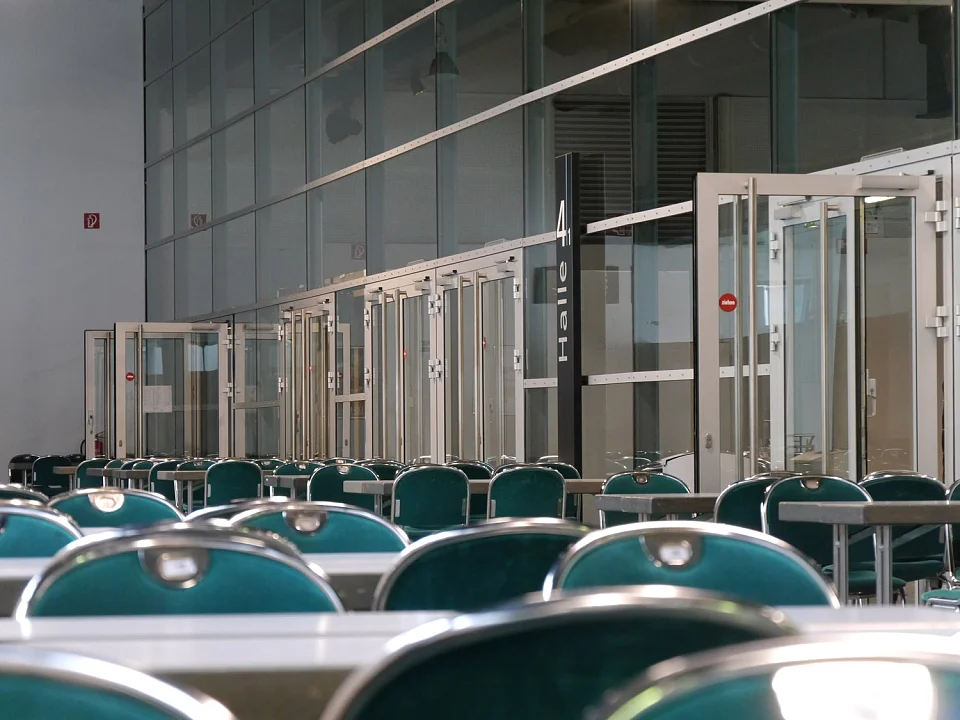 Im Foyer der Halle 4.1 können die Bewohnerinnen und Bewohner das Essen einnehmen