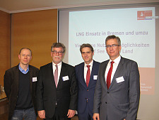 v.l.n.r. die Referenten: Dr. Holger Kramer (ISL Bremen), Andreas Mai (Hafenkapitän), Robert Howe (bremenports) und Jens-Uwe Freitag (swb)
