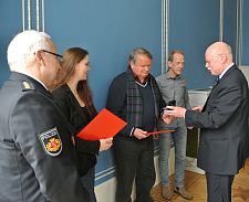 von links: Leitender Polizeidirektor Michael Steines, Sabine Haeske, Wilhelm Schulze, Jochen Corsten, Senator Ulrich Mäurer