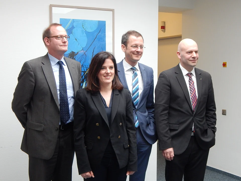 Von links nach rechts: Nils Schnorrenberger (BIS Bremerhaven), Babette Dunker (Elbe-Weser-Werkstätten/BIS Bremerhaven), Senator Martin Günthner, Heiko Reppich (Elbe-Weser-Werkstätten)