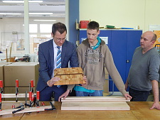 Senator Martin Günthner erhält Einblick in die Holzabteilung der Elbe-Weser-Werkstätten