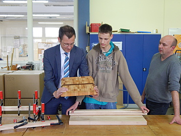 Senator Martin Günthner erhält Einblick in die Holzabteilung der Elbe-Weser-Werkstätten