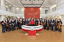 Als Orchester weltweit und nun auch mit dem bekannten Sammelschiffchen der Seenotretter "auf großer Fahrt". Die Deutsche Kammerphilharmonie Bremen spielt am 29. Mai 2015 das Jubiläumskonzert der DGzRS