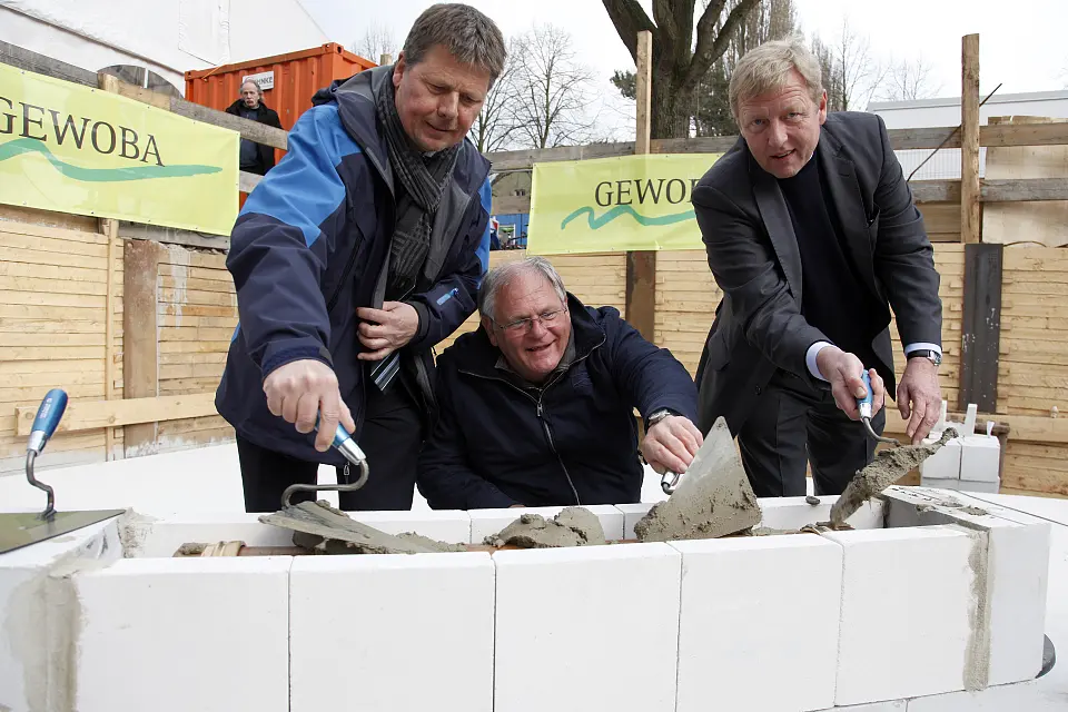 Gemeinsam wurde der Grundstein verlegt: v.l.n.r.: Bausenator Joachim Lohse, Sozialstaatsrat Horst Frehe und Gewoba-Vorstand Peter Stubbe. Quelle: Werk1