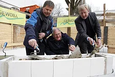 Gemeinsam wurde der Grundstein verlegt: v.l.n.r.: Bausenator Joachim Lohse, Sozialstaatsrat Horst Frehe und Gewoba-Vorstand Peter Stubbe. Quelle: Werk1
