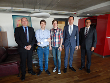 Senator Martin Günthner (zweiter von rechts) zu Besuch bei Uzuner Systems GmbH. Begrüßt wurde er von den Geschäftsführern Frank Rosenkranz (links) und Bülent Uzuner (rechts) und den beiden Auszubildenden Kevin Read Human und Tobias Scholz (Mitte)