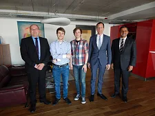 Senator Martin Günthner (zweiter von rechts) zu Besuch bei Uzuner Systems GmbH. Begrüßt wurde er von den Geschäftsführern Frank Rosenkranz (links) und Bülent Uzuner (rechts) und den beiden Auszubildenden Kevin Read Human und Tobias Scholz (Mitte)