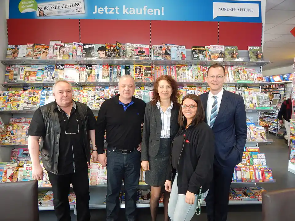 Gruppenfoto beim 'Tabak und mehr'-Kiosk in der Hafenstraße - Zehnter Tag der Ausbildungstour