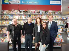Gruppenfoto beim 'Tabak und mehr'-Kiosk in der Hafenstraße - Zehnter Tag der Ausbildungstour