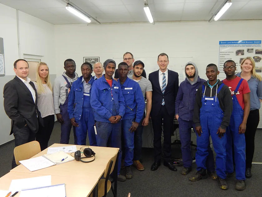 Senator Günthner im Kreis der jungen Männer, die bei der BVT Bremen GmbH eine Einstiegsqualifizierung durchlaufen