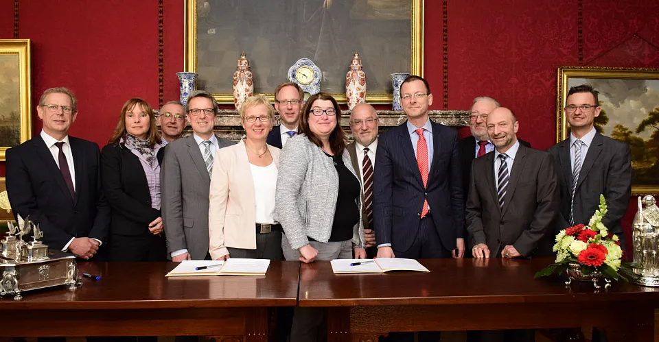 Vertragsunterzeichnung im Kaminsaal des Bremer Rathauses: Jugendberufsagentur wird auf den Weg gebracht