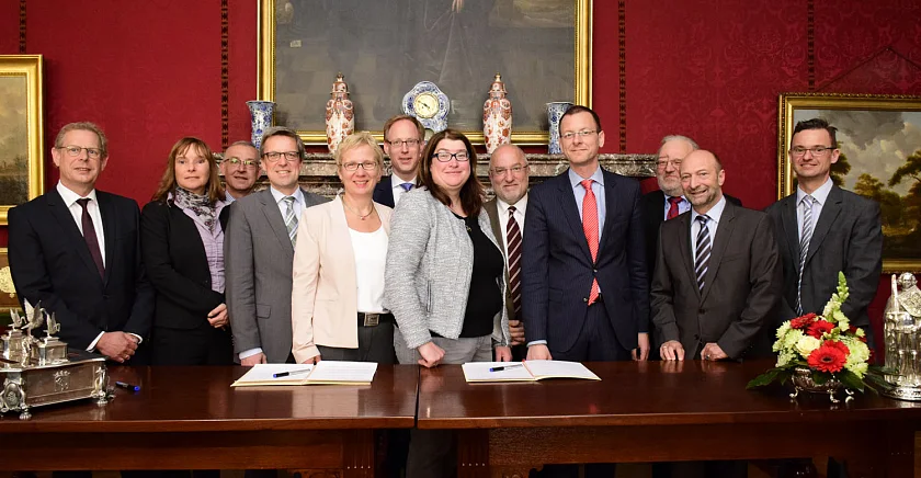 Vertragsunterzeichnung im Kaminsaal des Bremer Rathauses: Jugendberufsagentur wird auf den Weg gebracht