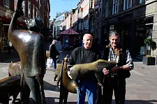 Thomas Schmalz von "Die Gießerei Statuarius" und Björn Niehues von "Der Steinmetz Lippert" bringen das vermisste Ferkel zurück 