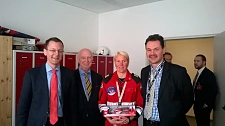 Senator Martin Günthner (links) mit der leitenden Rettungshubschrauber-Pilotin Adriana Langer von der DRF-Station am Bremer Flughafen (2. v. r.) sowie Uwe Nullmeyer (2. v. l.) und Marco Pfleging (rechts) von der Interessengemeinschaft Airport-Stadt