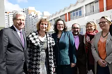 Besuch im Mütterzentrum: Bürgermeister Jens Böhrnsen, Christa Brämsmann, Leiterin Mütterzentrum, Ministerin Andrea Nahles, Ralf Schumann, Gewoba, Sarah Lott und Sabine Prioletti vom Mütterzentrum (von li.)