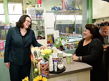 Ministerin Andrea Nahles im Gespräch mit Lorna Hörstemeier