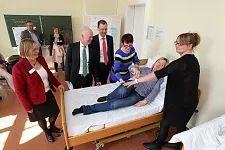 Senator Günthner und der Vorstandsvorsitzende der Bremer Heimstiftung Alexander Künzel in einer Klasse der Altenpflegeschule. Foto: © Bremer Heimstiftung, Fotograf Martin Rospek