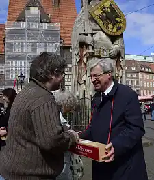 Bürgermeister Jens Böhrnsen bringt erfolgreich Bürgerpark-Tombola-Lose an den Mann