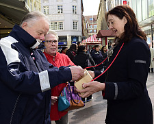 Ist ein  Gewinn dabei? Bürgermeisterin Karoline Linnert beim Losverkauf für die Bürgerpark-Tombola in der Bremer Sögestraße