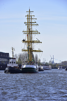 Mit dem Heck voraus wurde die Alexander von Humboldt heute in den Bremer Europahafen geschleppt, bevor sie dann am Anleger festmachte.