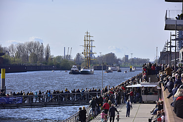 Buten- und Binnen-Bremer begrüßten die Alexander von Humboldt heute am Europahafen in der Bremer Überseestadt. Hier bleibt sie bis Frühjahr als Gastronomie- und Hotelschiff liegen, bis sie dann dauerhaft an der Schlachte festmachen wird.