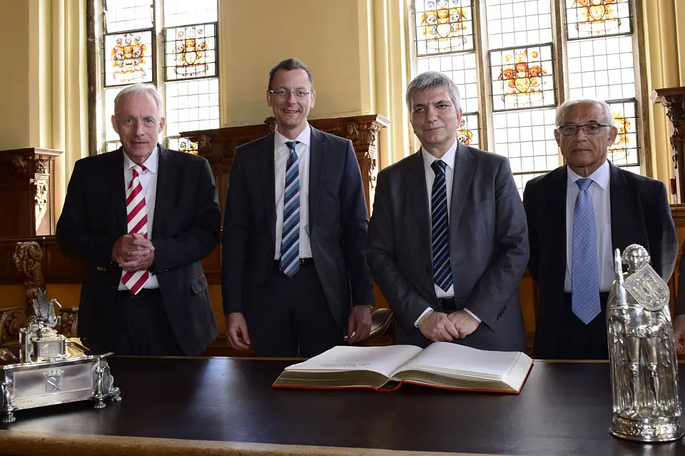 Christian Bruns (Leiter der Bremer Vertretung in Brüssel), Wirtschaftssenator Martin Günthner, Apuliens Ministerpräsident Nichi Vendola und Alain Bénéteau (NEREUS) in der Oberen Halle des Bremer Rathauses (v.l.)