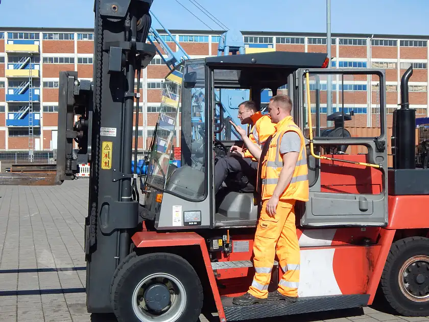 Senator Günthner bei der Unterweisung in das Gabelstaplerfahren